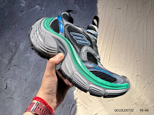 Men's and women's shoe accessories include dust bag and laces, and an upgraded,