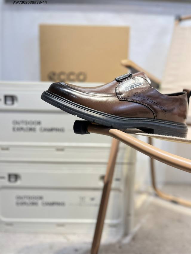 Ecco men's shoes are lightweight, breathable, comfortable, and durable. Skin-fri