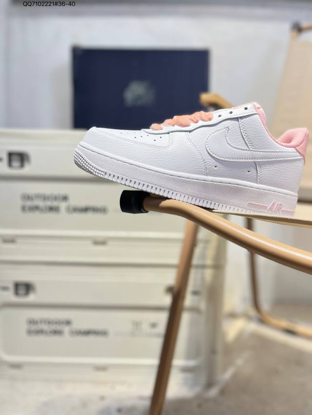 Nike Air Force 1 '07 is a versatile casual sneaker. Its soft, springy cushionin