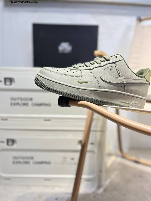 Nike Air Force 1 '07 is a versatile casual sneaker. Its soft, springy cushionin