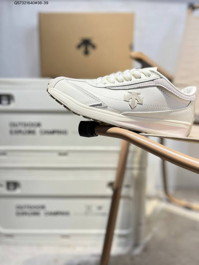 Descente Cron Racer casual shoes, designed for women. The Descente Cron Racer se