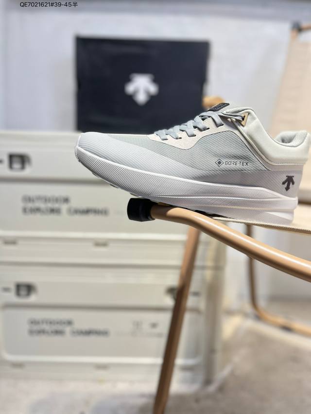 Descente's lightweight, cushioned, breathable upper features a stylish, casual,