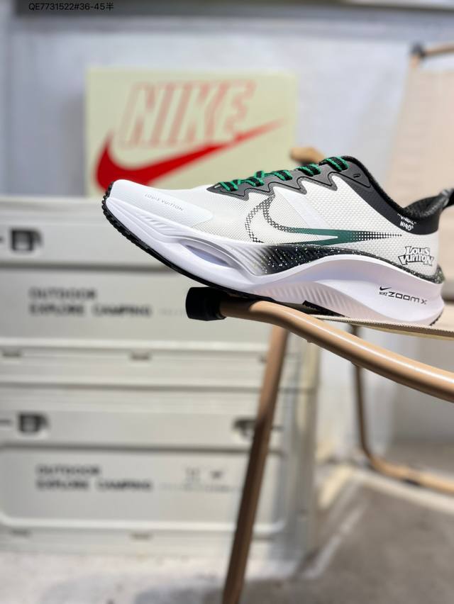 Nike Vomero Plus Reverse Swoosh | The new king of running shoes! Thick-soled, he