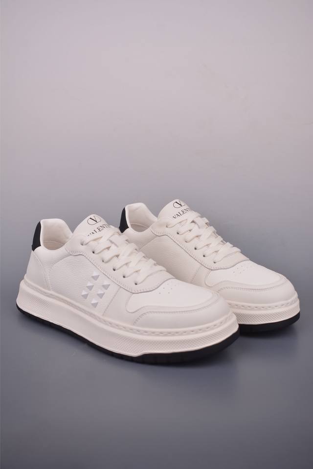 Valentino casual riveted white sneakers DDD, the latest fashion sneakers of 2025