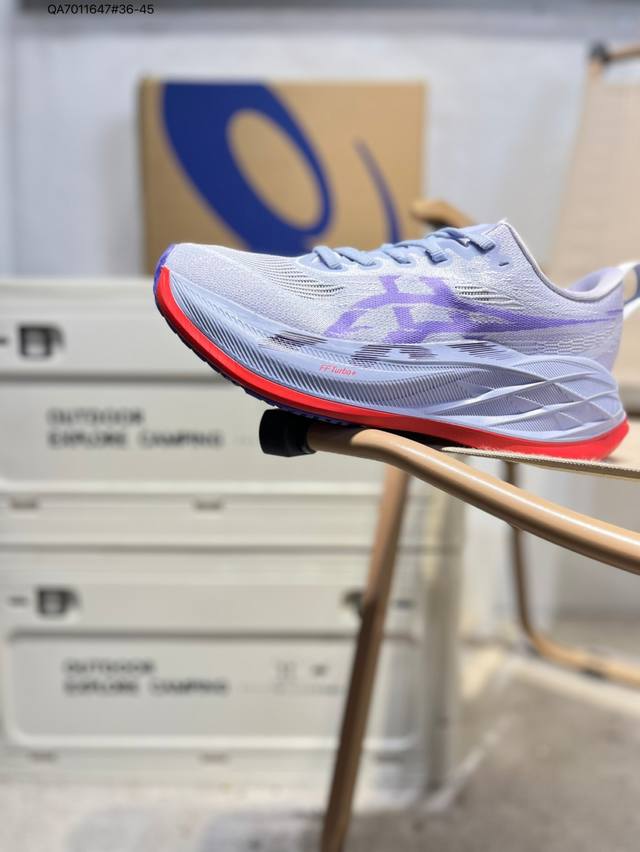 Asics Superblast 2 Paris. Asics' classic running shoes are trending towards func
