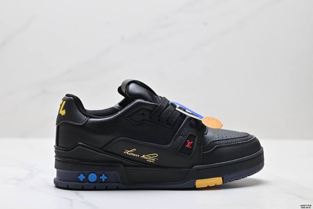 Corporate-grade Louis Vuitton Trainer Sneaker Low, a versatile sneaker for casu