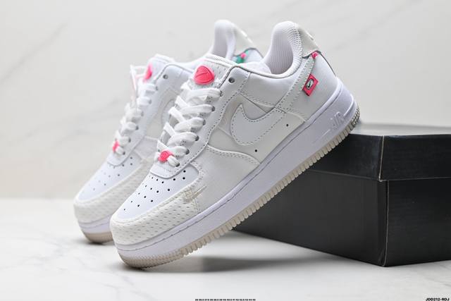Authentic Nike Air Force 1'07 low-top versatile casual sneakers. Soft, springy c