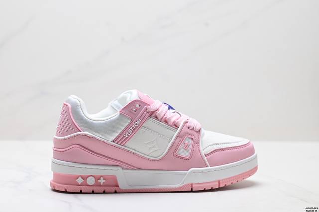 Corporate-grade Louis Vuitton Trainer Sneaker Low, a versatile sneaker for casu