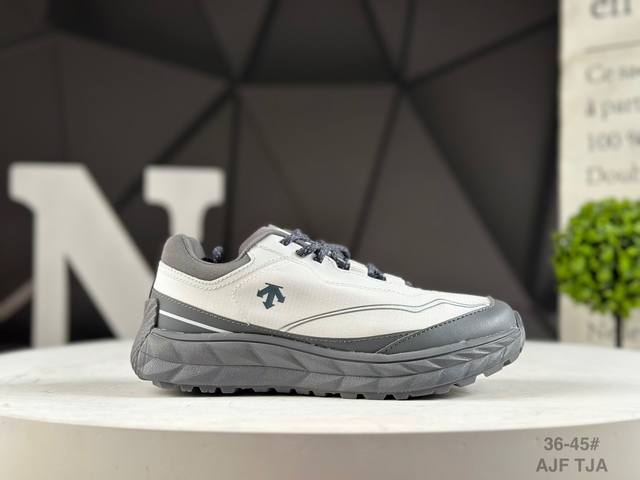 Descente Terrain D Descente's comfortable, soft, non-slip and wear-resistant low