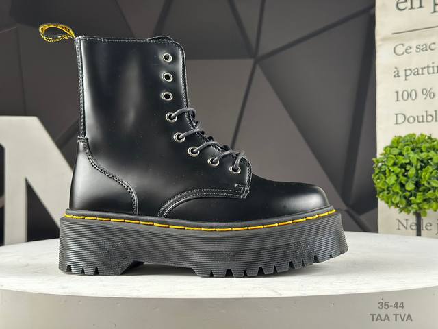 Dr.Martens high-top eight-hole Dr.Martens shoes are made with motorcycle-style s