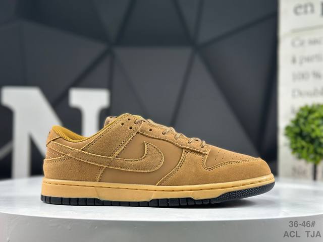 Authentic label and half size Nike Dunk Sb Low. The new color scheme has classic