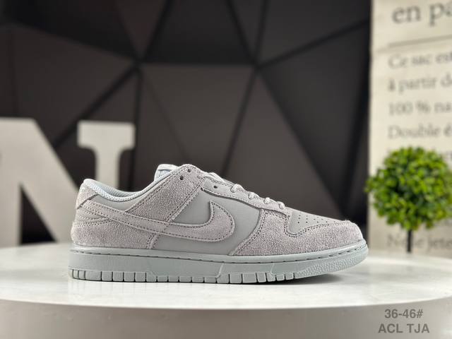 Authentic Nike Dunk Sb Low. This new colorway inherits the classic Dunk heritage