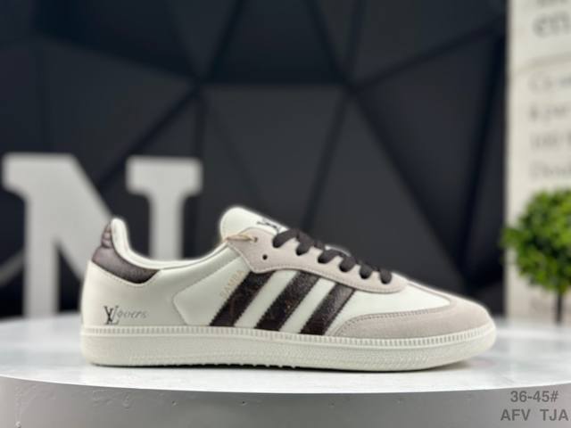 Adidas Samba Og Samba Dexun sneakers with a three-dimensional Samba gold-stampe