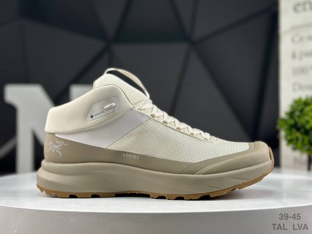 Developed from the original last and paper version, this shoe features a one-pi
