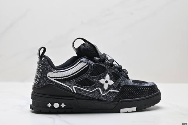Corporate-grade Louis Vuitton Trainer Sneaker Low, a versatile sneaker for casu