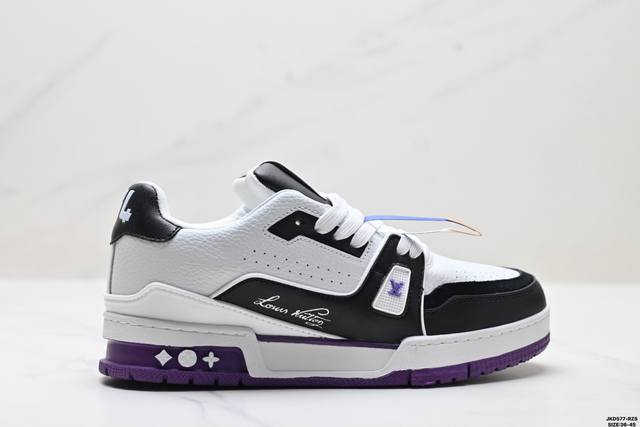 Corporate-grade Louis Vuitton Trainer Sneaker Low, a versatile sneaker for casu
