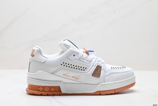 Corporate-grade Louis Vuitton Trainer Sneaker Low, a versatile sneaker for casu