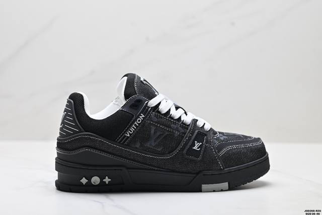 Corporate-grade Louis Vuitton Trainer Sneaker Low, a versatile sneaker for casu