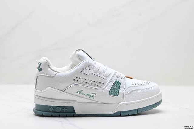 Corporate-grade Louis Vuitton Trainer Sneaker Low, a versatile sneaker for casu