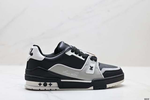 Corporate-grade Louis Vuitton Trainer Sneaker Low, a versatile sneaker for casu