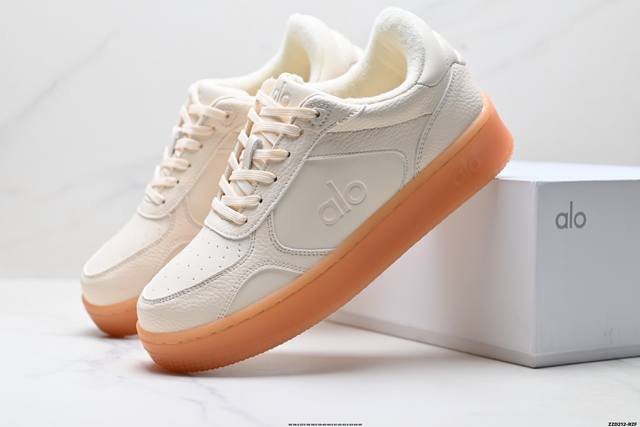 Alojiar's thick-soled, plush white sneakers, the same style worn by Kim Ji-soo,