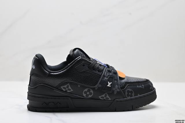 Corporate-grade Louis Vuitton Trainer Sneaker Low, a versatile sneaker for casu