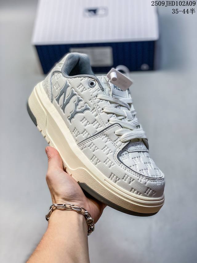 Mlb, a Korean F&F sports brand, offers genuine half-size versions of its men's a