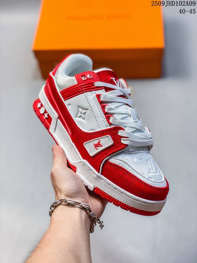 Louis Vuitton men's shoes, made of lychee-grained split-leather and grained spli