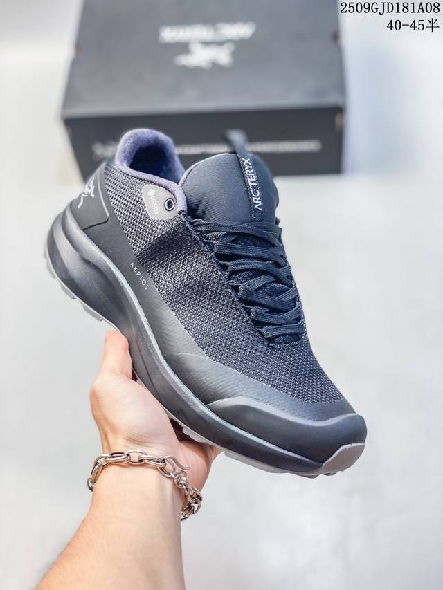 This men's and women's shoe is developed from the original paper last. It featu