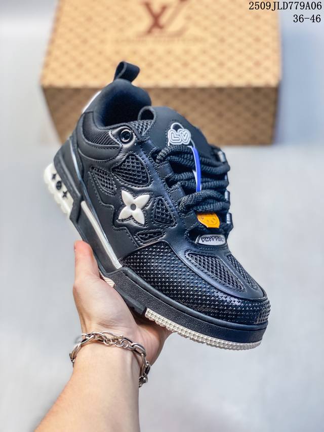 Corporate-grade Louis Vuitton Trainer Sneaker Low, a versatile sneaker for casu