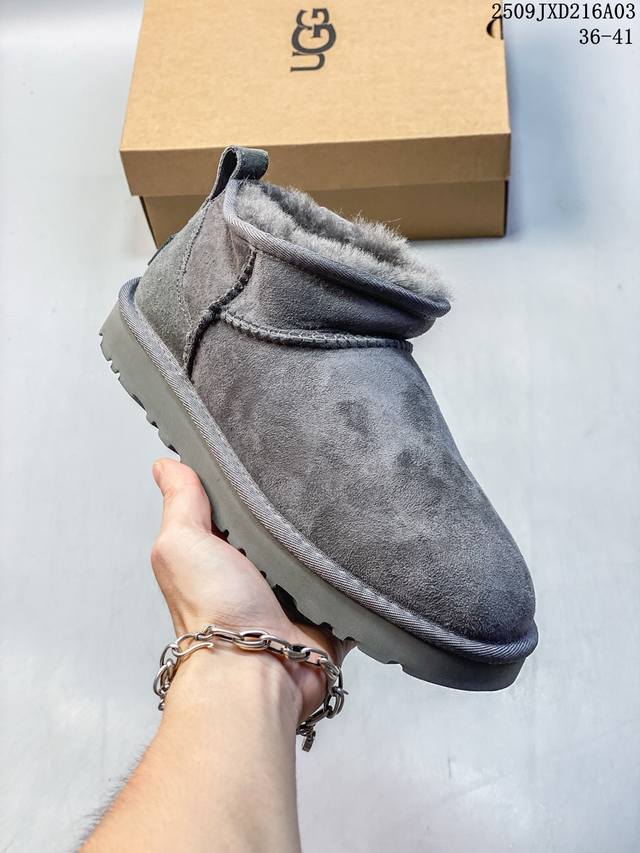 Ugg's thick-soled cashmere insoles, a popular Xiaohongshu item, are a great wint