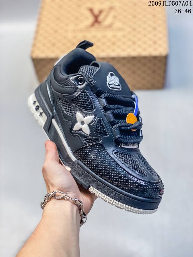 Corporate-grade Louis Vuitton Trainer Sneaker Low, a versatile sneaker for casu
