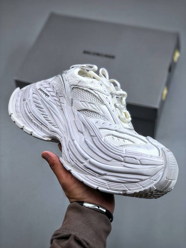 Ok version of Balenciaga Paris family 17th generation Monday. Its avant-garde de