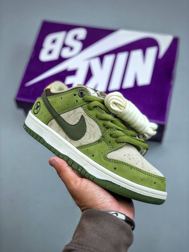 K The Nike Sb Dunk Low Pro casual sneaker, as its name suggests, inherits the cl