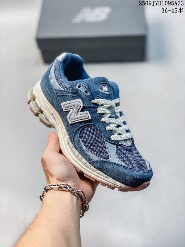 New Balance 2R running shoes are thick-soled dad shoes for men and women. Conti