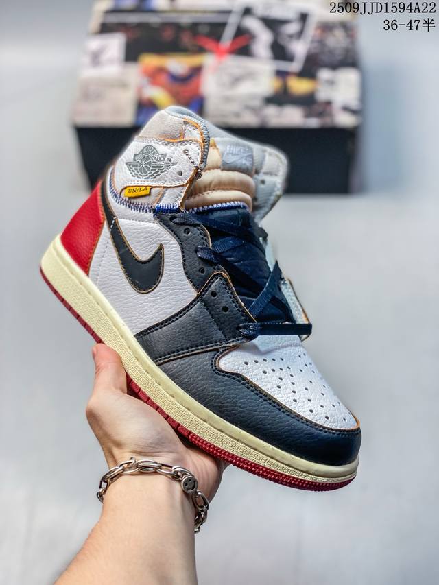 Nike Air Jordan 1 Retro High Og Jordan basketball shoe replica sneakers. The des