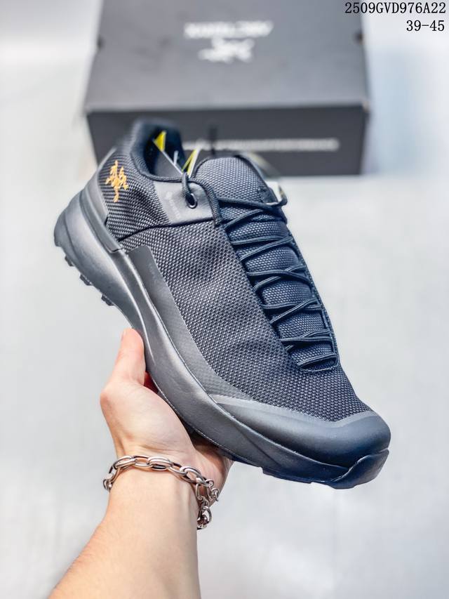 This men's and women's shoe is developed from the original paper last. It featu