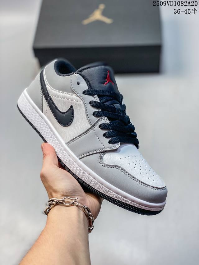Genuine label with half size Jordan men's and women's shoes with genuine label