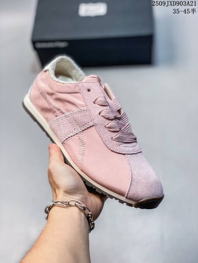Onitsuka Tiger's new stylish and comfortable Tiger Corsair A55 running shoes. #O