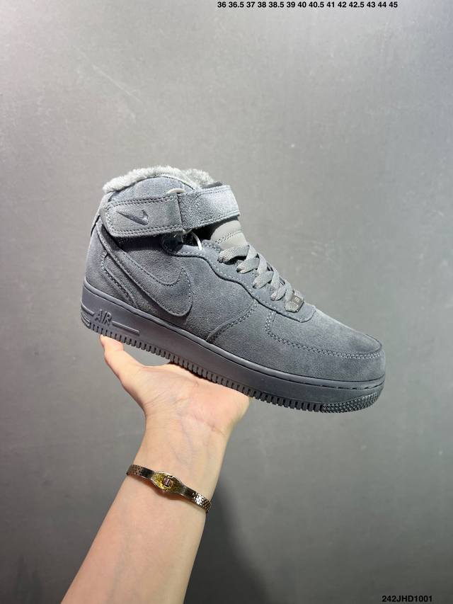 Nike Air Force 1 '07 Low, a versatile low-top casual sneaker. Its soft, springy