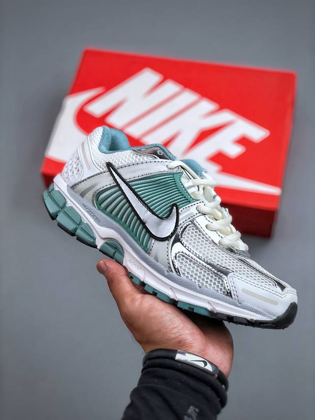 Nike Zoom Vomero 5 Sp retro-inspired mesh breathable sneakers. Available now. T