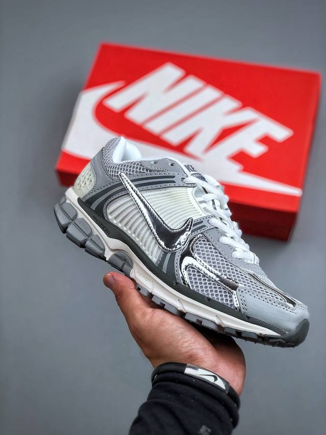 Nike Zoom Vomero 5 Sp retro-inspired mesh breathable sneakers. Available now. T