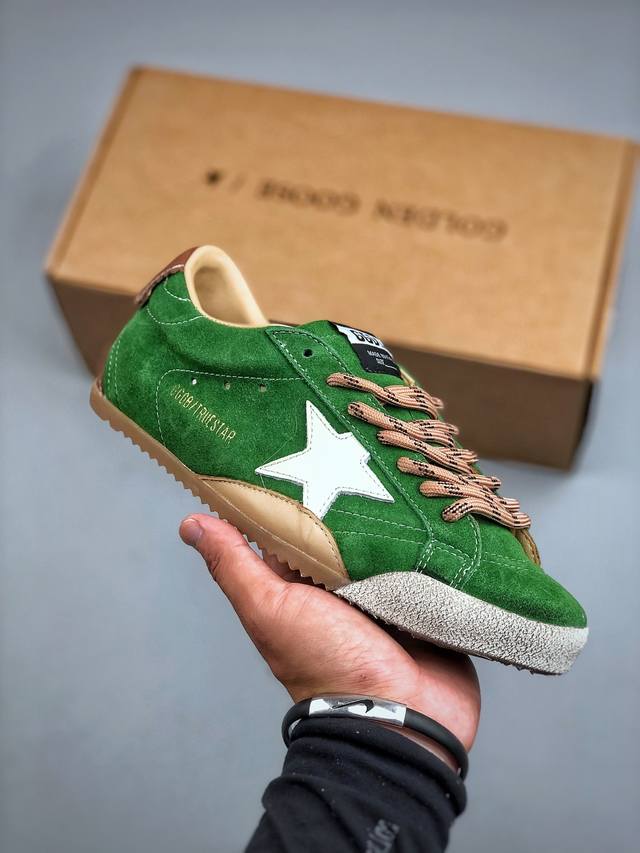 L The latest model of the Golden Goose True Star 25S. This popular shoe, worn by