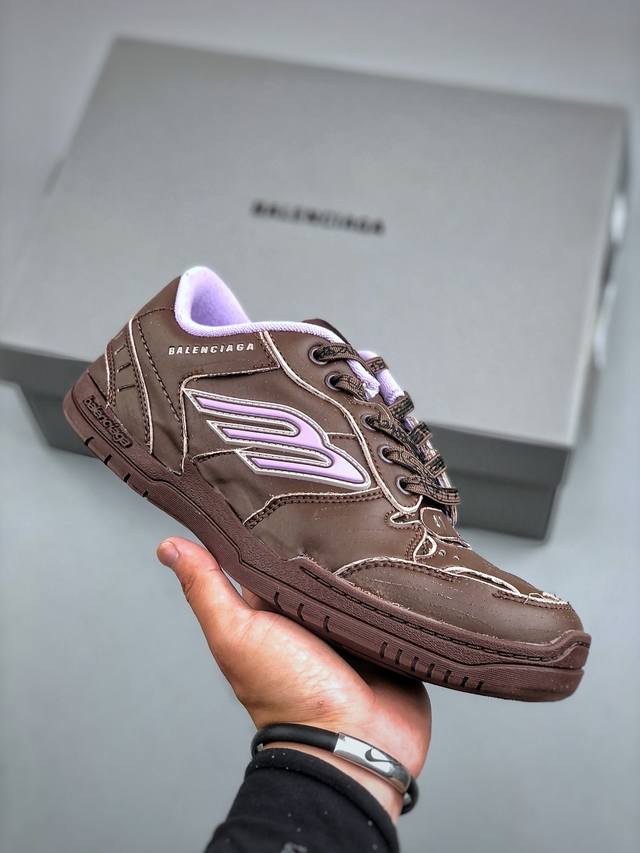 I8 version Balenciaga 18th generation. Its avant-garde design, exaggerated volum