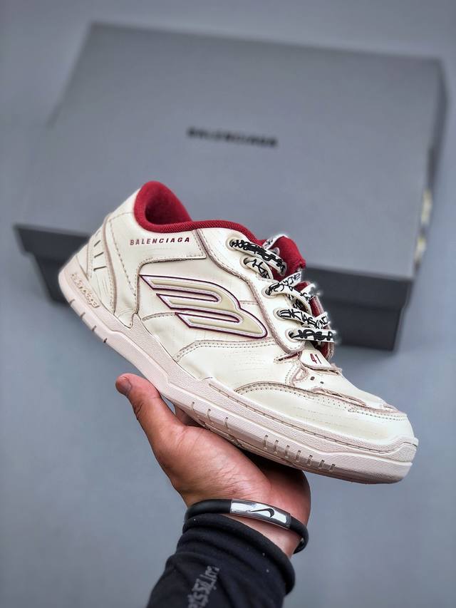 I8 version Balenciaga 18th generation. Its avant-garde design, exaggerated volum