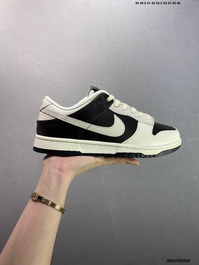 Corporate Nike Dunk Low Brown and White This style features a simple and elegan