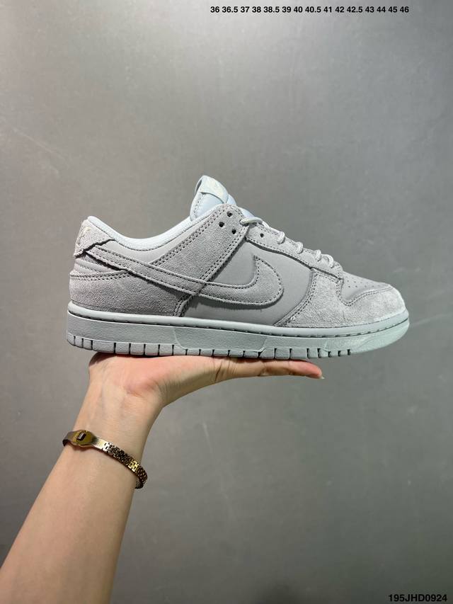 Corporate-level Nike Dunk Sb Low in a new colorway As the name suggests, the Sb