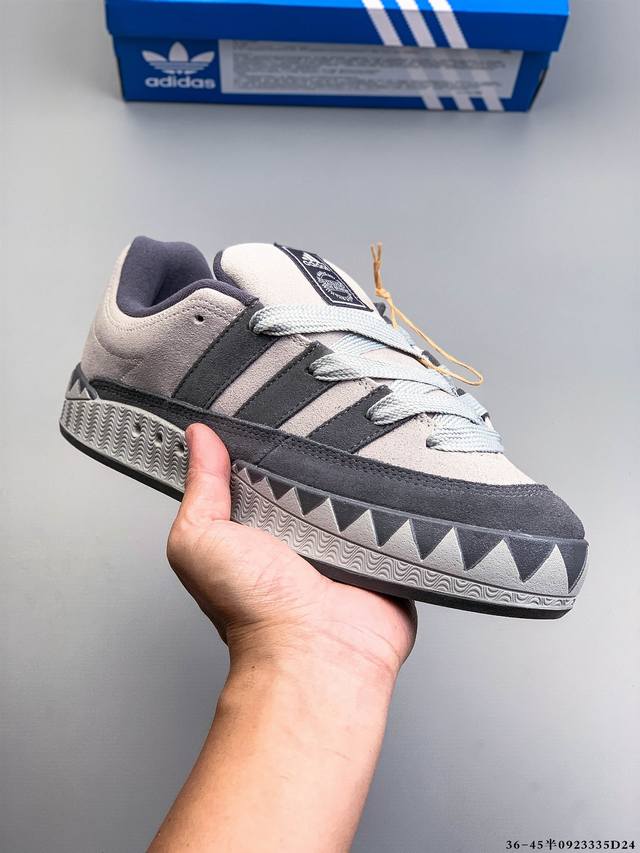 Using a solid-color suede upper, the wear-resistant rubber outsole is the latest