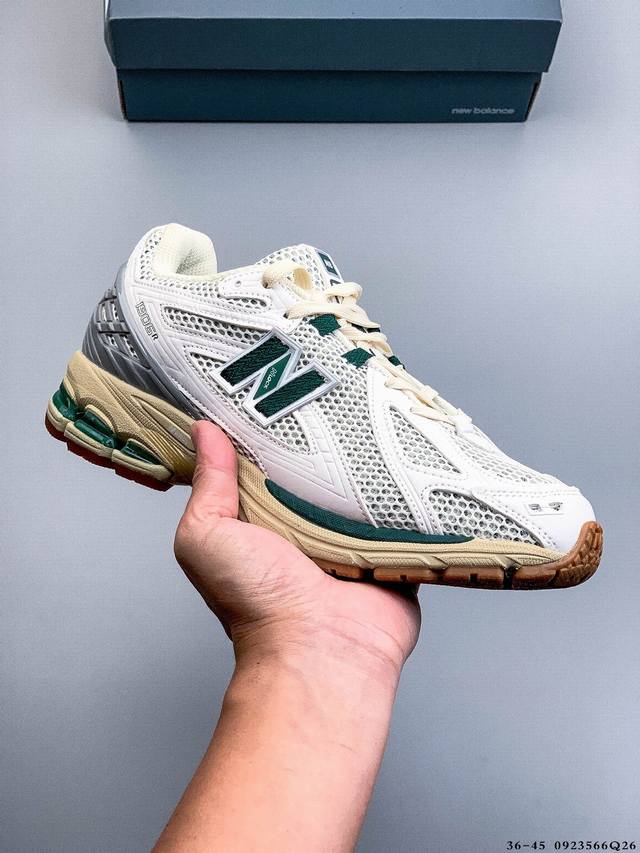 New Balance M 6Ri, a classic Nb dad shoe, features vintage elements and a premi