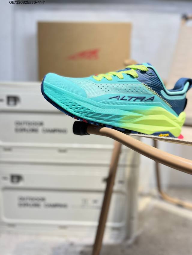 Equipped with lightweight materials and an ultra-lightweight foam midsole#Extern